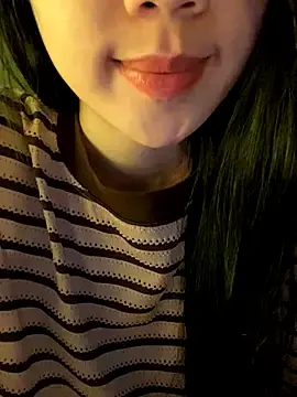 Uyennii02のStripchatで人気のアダルト配信