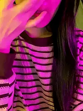 Uyennii02のStripchatで無料ポルノカメラ