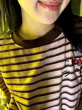 Uyennii02のStripchatで今すぐ視聴可能なセックスカム