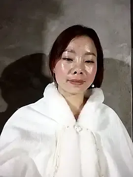 milo123-xxのStripchatで今すぐ視聴可能なセックスカム