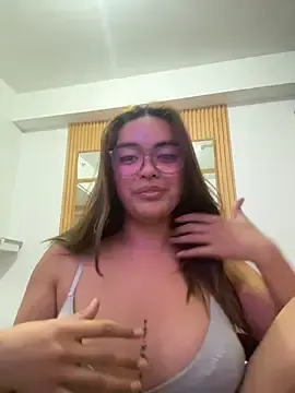 urasianladyのStripchatで無料ライブポルノ