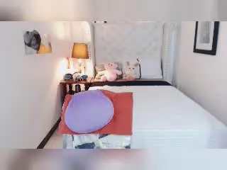 TsPrettyNaughtyのXlovecamでライブセックス映像